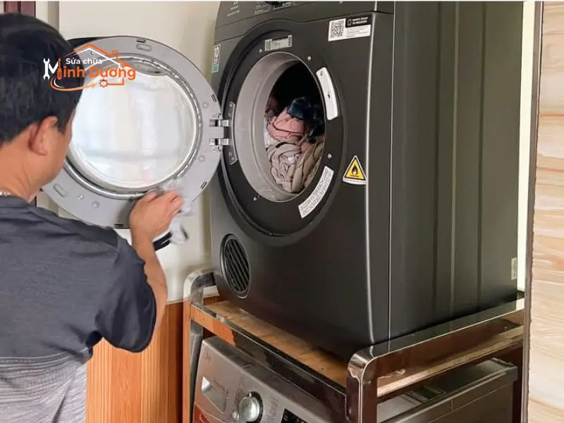 Thợ giỏi sửa máy sấy quần áo chồng tầng tại ban công chung cư Times City