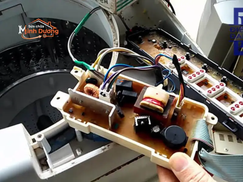 Kỹ sư đo kiểm tra IC nguồn bo mạch máy giặt mất nguồn