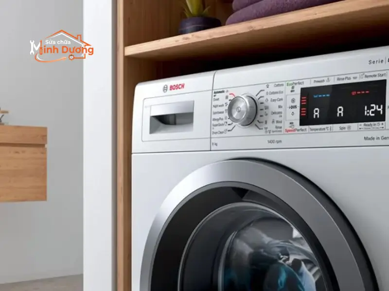 Kỹ thuật viên Minh Dương Fix đang sử dụng thiết bị đo xung chuyên dụng để chẩn đoán mã lỗi E43 cho máy giặt Bosch Series 8 tại phòng giặt một căn biệt thự Gamuda Gardens, phường Yên Sở.