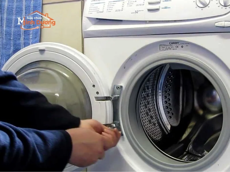 Thợ dùng thanh nhựa chuyên dụng mở mặt máy giặt Electrolux an toàn