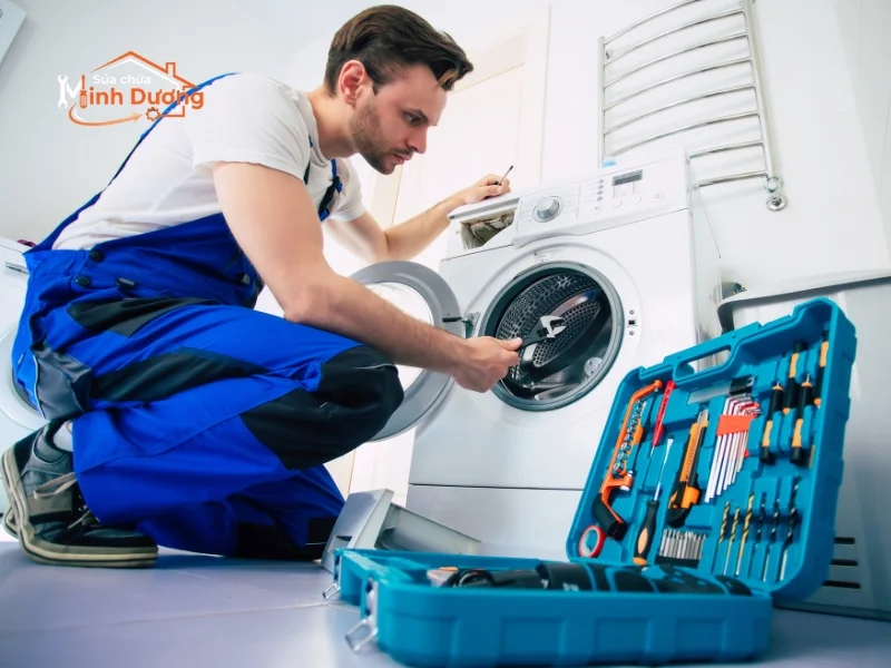 Thợ hỗ trợ sửa máy giặt buổi tối tại khu đô thị Đại Kim Hoàng Mai
