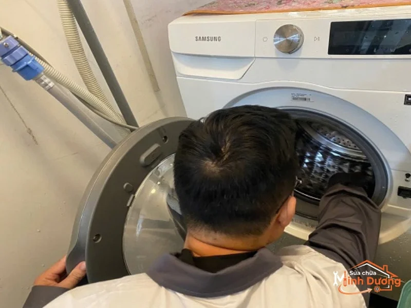 Thợ sửa máy giặt tại KĐT Linh Đàm đang phục vụ cư dân tòa HH