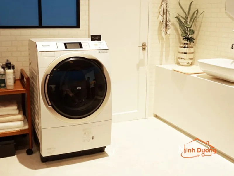 Thợ sửa máy giặt tại KĐT Văn Quán đang kiểm tra thiết bị tận nhà