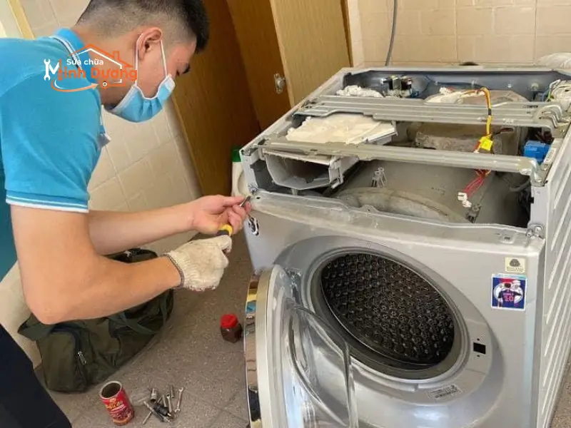 Thợ Minh Dương Fix đang kiểm tra lỗi máy giặt Inverter tại căn hộ Vinhomes Smart City Tây Mỗ.