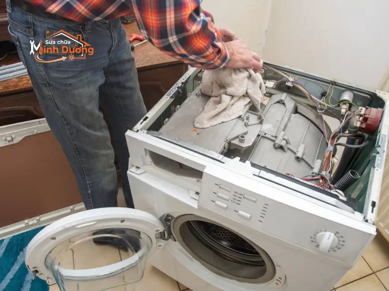 Dấu hiệu máy giặt gãy ba chạc vỡ bi phớt kêu to rung lắc mạnh