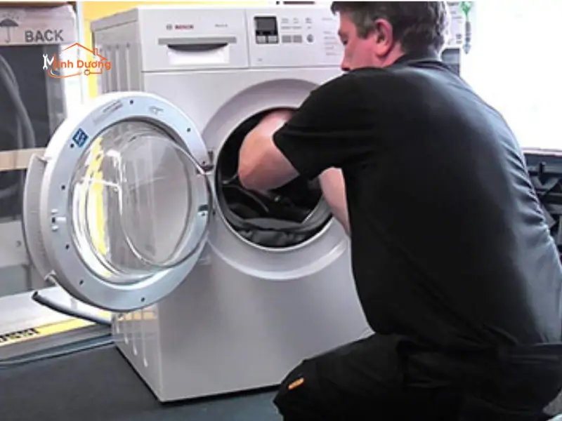 Quá trình tháo lắp lồng sấy luôn được thực hiện trên thảm lót cao su chuyên dụng để hứng bụi xơ vải và chống xước tuyệt đối cho mặt sàn.