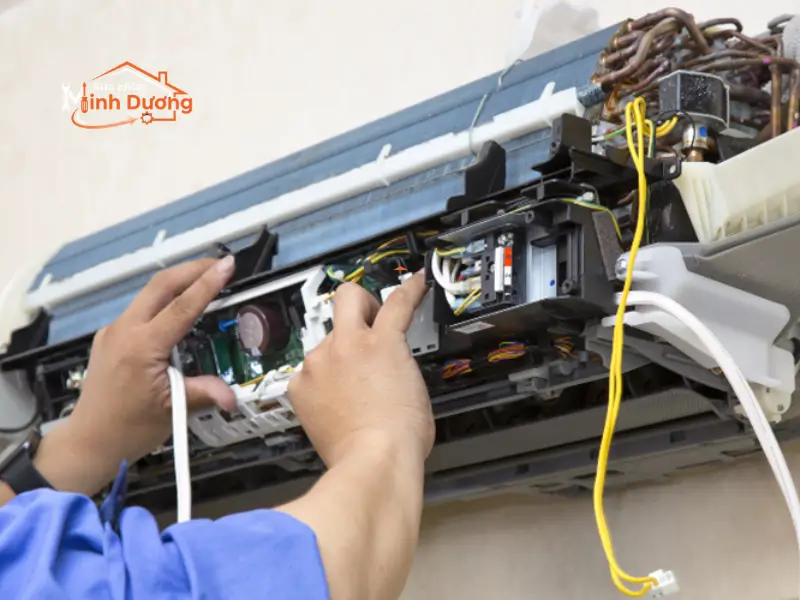 Kỹ thuật viên thay tụ khởi động block sửa điều hòa phả gió nóng tại Hà Nội