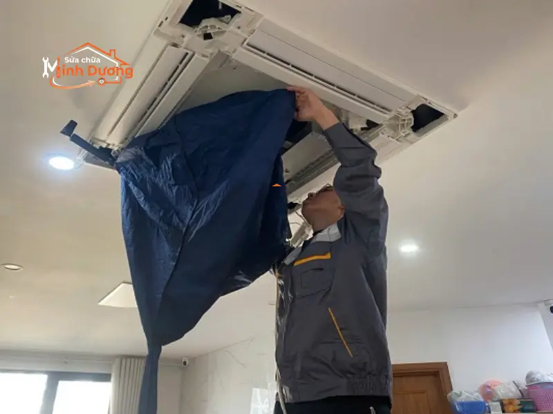 Thợ Minh Dương Fix căng bạt chuyên dụng sửa điều hòa chảy nước tại Hà Nội