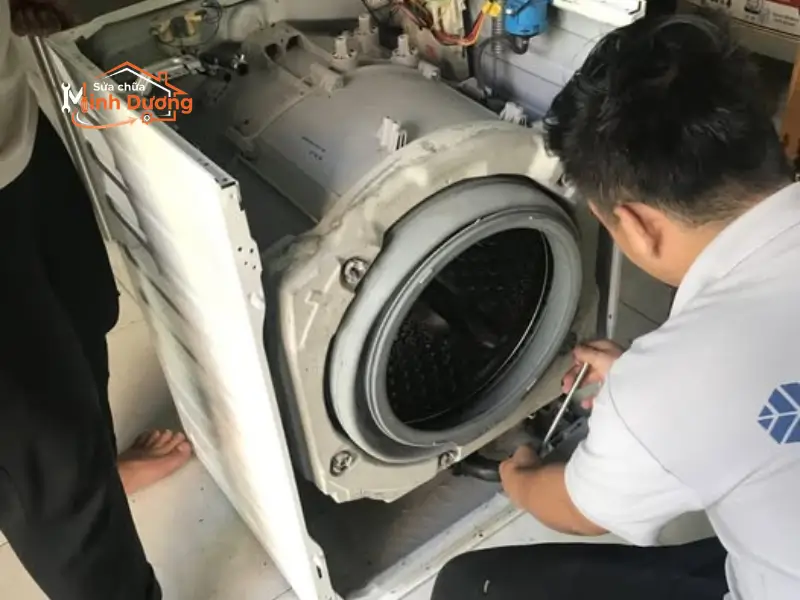Thợ kỹ thuật Minh Dương Fix tháo lắp lồng giặt và ép bi phớt tại nhà