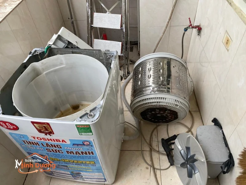 Sửa bo mạch máy giặt Electrolux bị nồm ẩm tại chung cư Linh Đàm