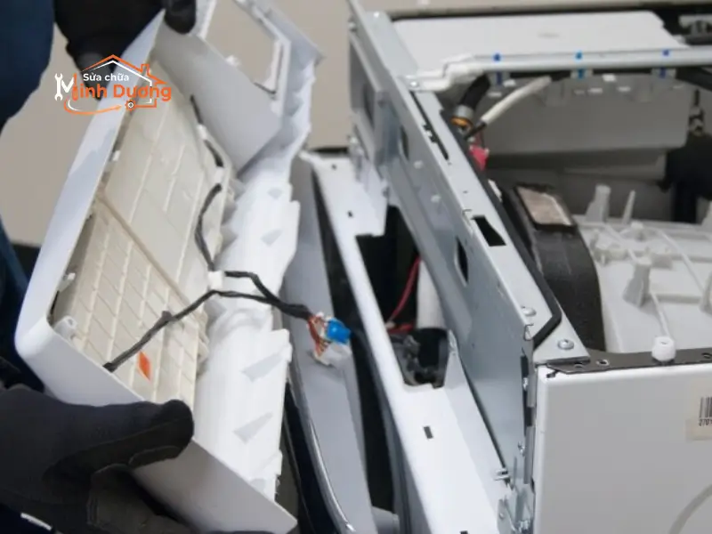 Thợ sửa máy giặt Minh Dương Fix đi giày bọc và lót thảm chống xước sàn gỗ tại Smart City.