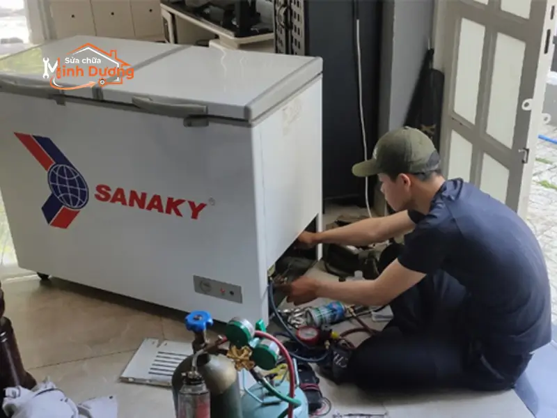 Thợ điện lạnh Minh Dương Fix đo kiểm tra và nạp gas tủ đông Sanaky tại nhà Hà Nội