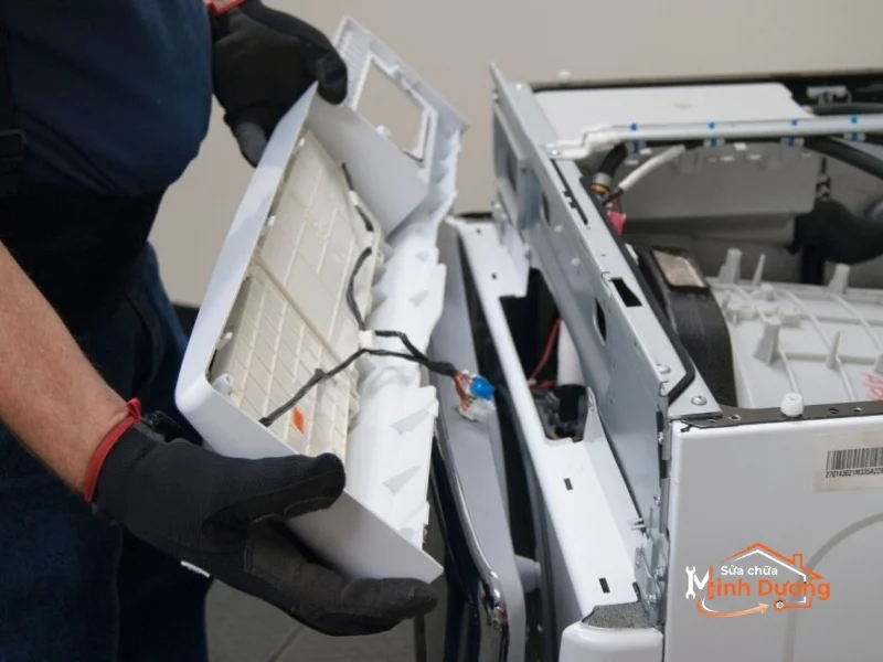 Cảnh báo thợ thay bi máy giặt dùng búa đập làm hỏng trục cố