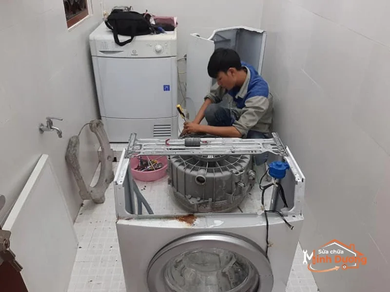 Thợ Minh Dương Fix tháo tung lồng máy giặt cửa ngang tại Linh Đàm