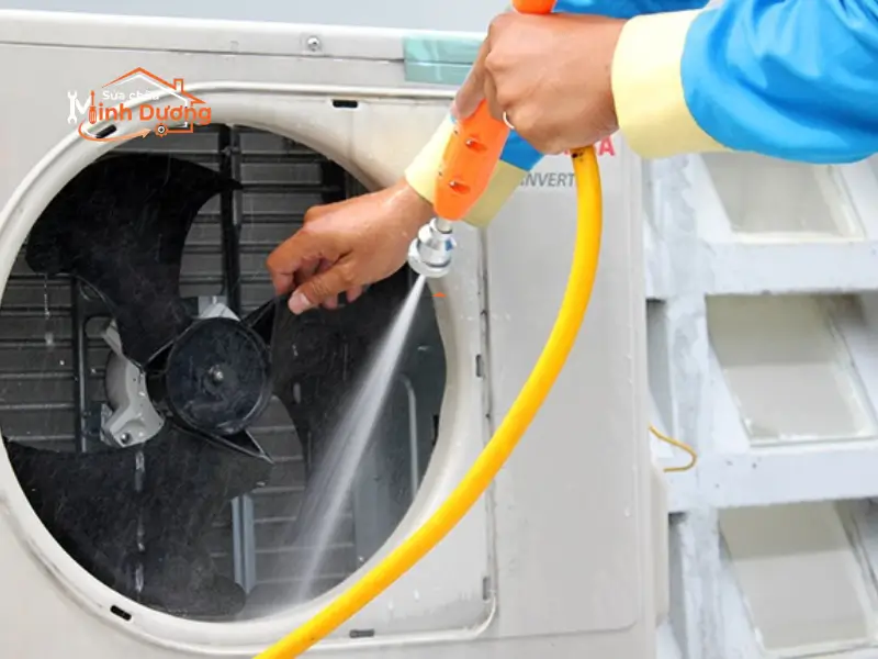 Thợ Minh Dương Fix vệ sinh dàn tản nhiệt cục nóng điều hòa bị quá tải ngắt lốc