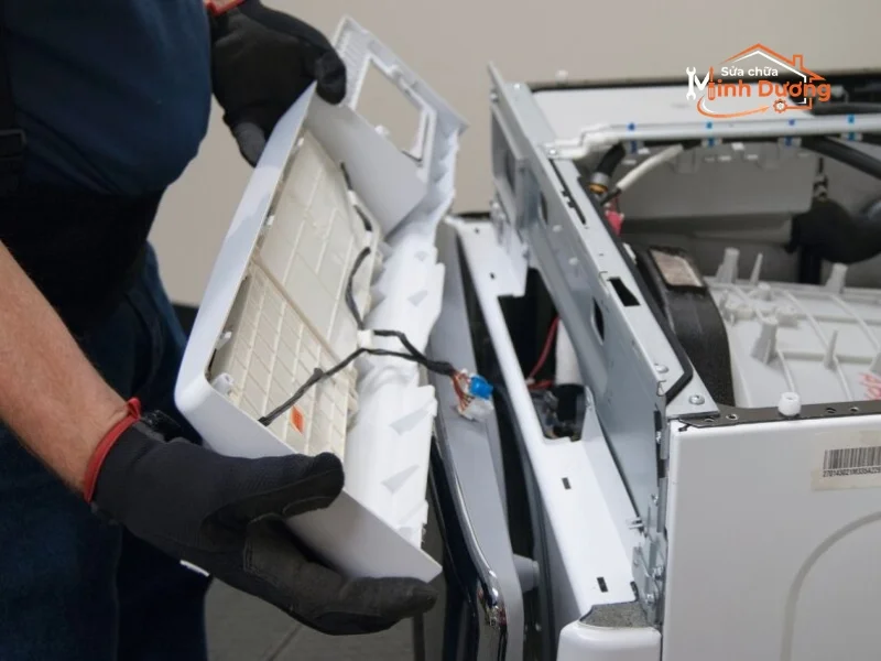 Thợ trải thảm lót sàn gỗ khi vệ sinh máy giặt