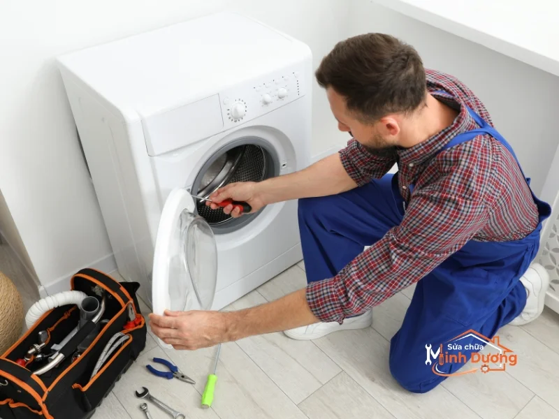 Tháo rời lồng máy giặt và khử khuẩn bằng công nghệ Ozone sạch khuẩn