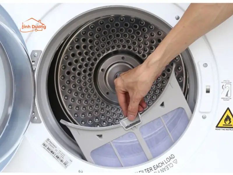 Dịch vụ vệ sinh lồng sấy và màng lọc máy sấy quần áo tại Royal City