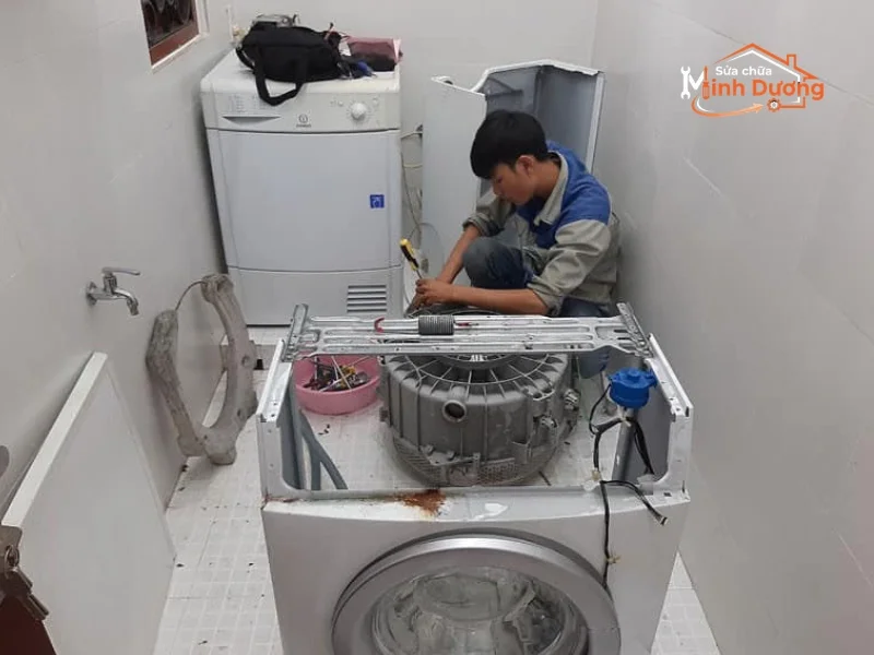 Máy cửa ngang được vệ sinh kỹ tại cụm chảng ba hợp kim