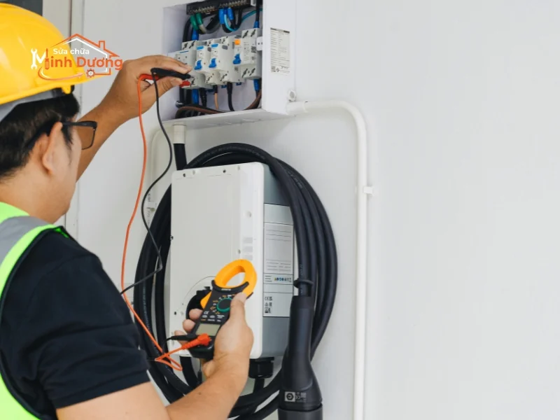 Kỹ thuật viên dùng Megger kiểm tra rò điện âm tường