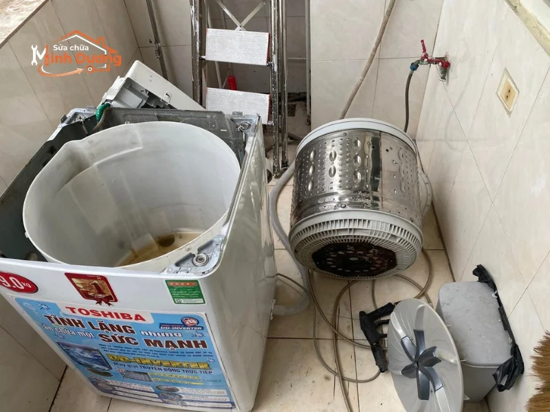 Kỹ thuật viên lấy dị vật mắc kẹt trong khe gioăng cao su