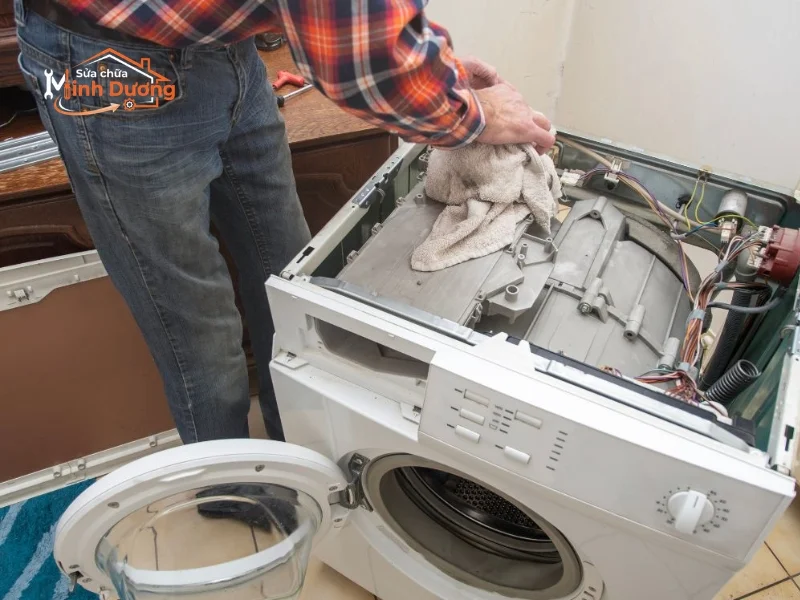 Kỹ thuật viên ráp lại đúng khớp để máy hoạt động ổn định