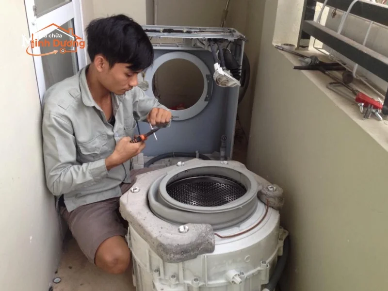 Thợ kỹ thuật siết lồng giặt chuẩn lực để máy chạy ổn định