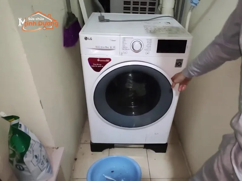 Máy giặt rung mạnh do lồng mất cân bằng khi quay tốc độ cao