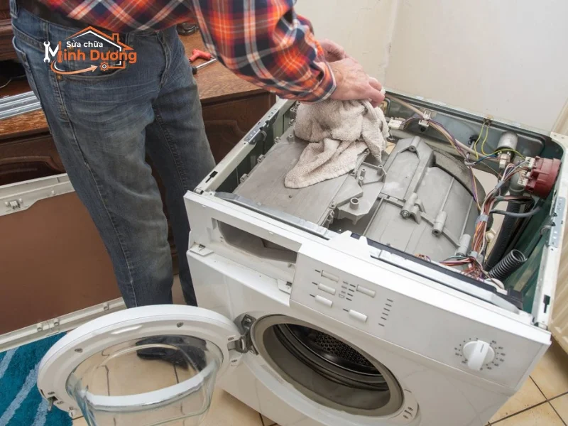 Máy giặt rung mạnh khi vắt do lồng bị lệch tâm nghiêm trọng