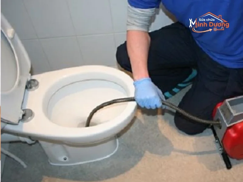 So sánh máy lò xo và máy nén khí khi thông cống nghẹt
