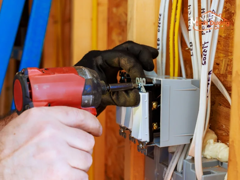 Quy trình kiểm tra aptomat nhảy nguồn được thực hiện bài bản