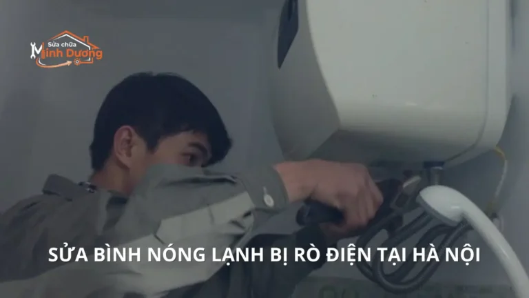 Thợ kỹ thuật Minh Dương Fix đang dùng đồng hồ đo chuyên dụng kiểm tra sửa bình nóng lạnh bị rò điện tại nhà khách hàng ở Hà Nội.