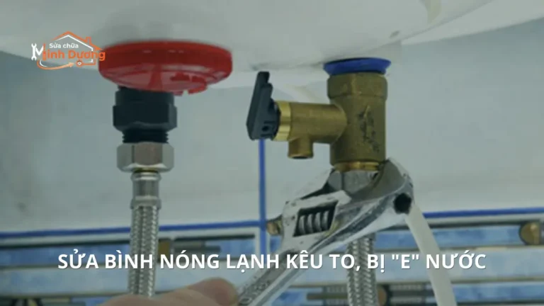 Thợ kỹ thuật Minh Dương Fix đang sục rửa cặn canxi và xả e xử lý bình nóng lạnh kêu to tại nhà Hà Nội.