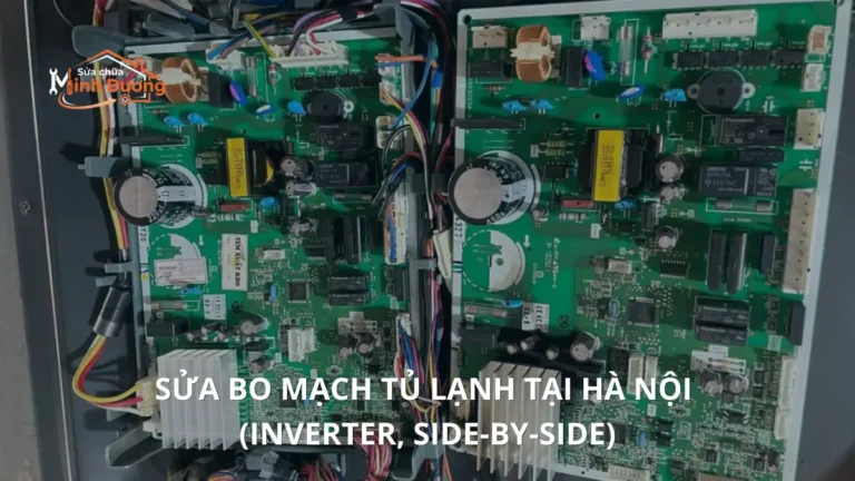 Kỹ thuật viên Minh Dương Fix dùng máy đo chuyên dụng kiểm tra và sửa bo mạch tủ lạnh Inverter tại nhà Hà Nội.
