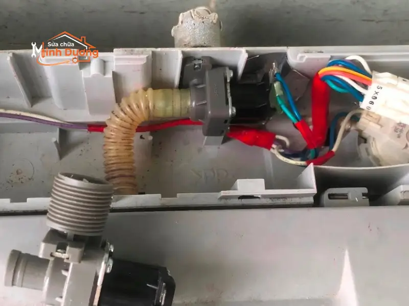 Kỹ thuật viên Minh Dương Fix đang đo kiểm van cấp nước máy giặt bằng đồng hồ VOM