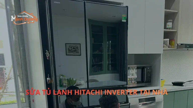 Thợ kỹ thuật Sửa Chữa Minh Dương đang kiểm tra và sửa tủ lạnh Hitachi Inverter tại nhà khách hàng ở Hà Nội