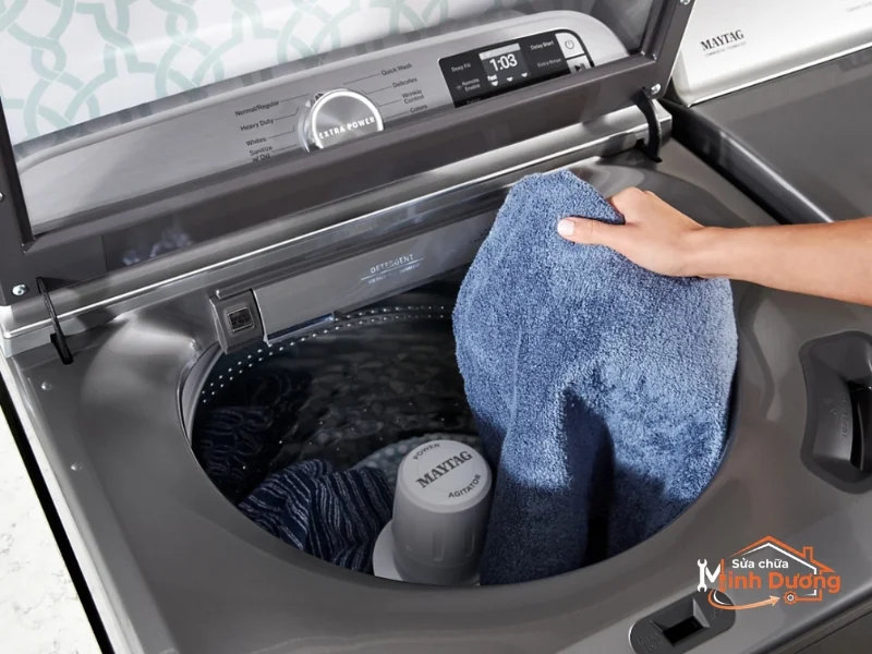 Kỹ thuật viên tháo rời lồng inox để xịt sạch cặn bùn bám sâu