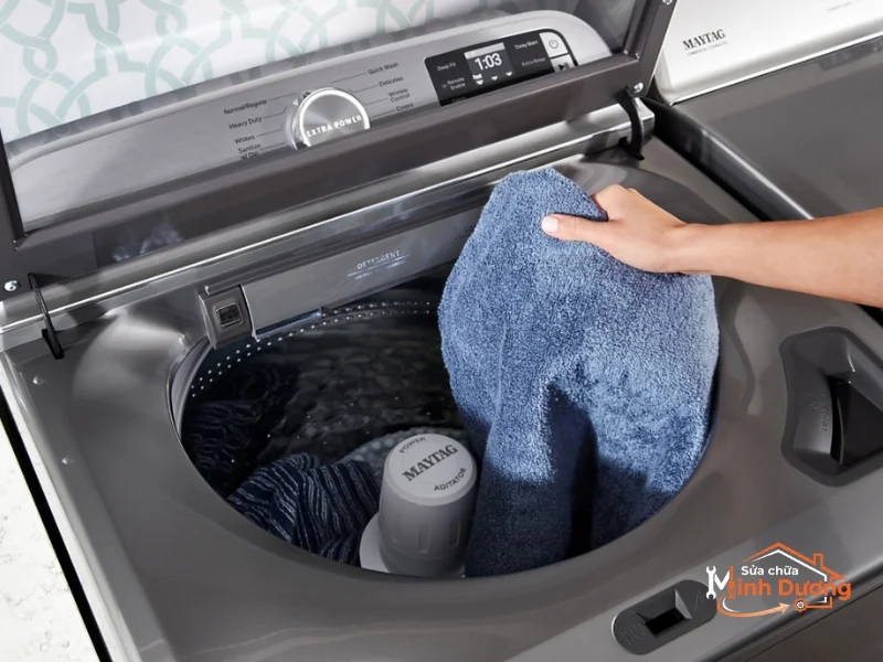 Lồng inox được nhấc rời để xử lý sạch lớp cặn bám dày