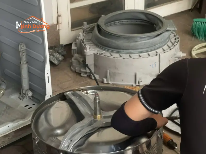 Hình ảnh chạc ba máy giặt bị gãy mục do hóa chất ăn mòn và linh kiện thay thế mới