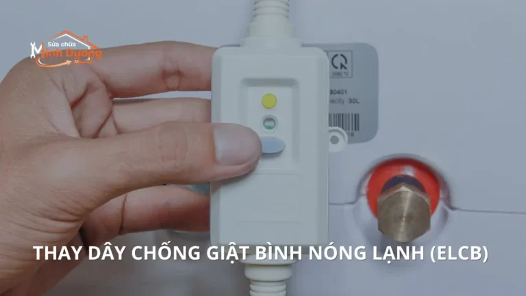 Kỹ thuật viên Sửa Chữa Minh Dương dùng đồng hồ VOM đo kiểm và thay dây chống giật bình nóng lạnh ELCB (Aptomat đỏ) tại nhà Hà Nội.