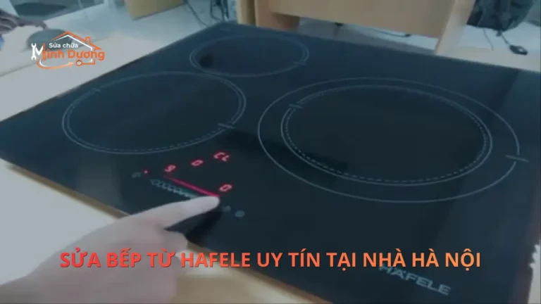 Thợ kỹ thuật Sửa Chữa Minh Dương kiểm tra bo mạch bếp từ Hafele tại nhà khách hàng Hà Nội