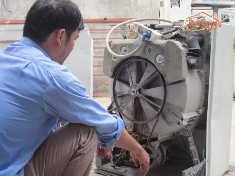 Xịt áp lực mạnh vào các khe hẹp của chảng ba máy giặt cửa ngang