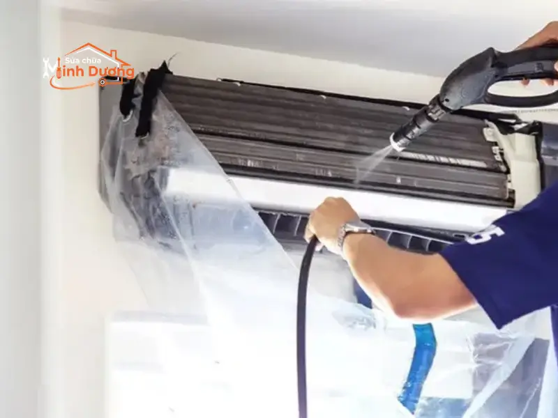 Chuyên viên Minh Dương Fix xịt rửa bảo dưỡng dàn lạnh điều hòa bằng thiết bị áp lực cao