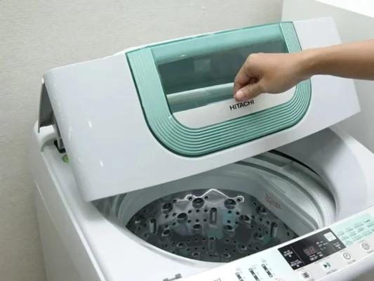Vệ sinh máy giặt cửa ngang cẩn thận để bảo vệ cảm biến điện