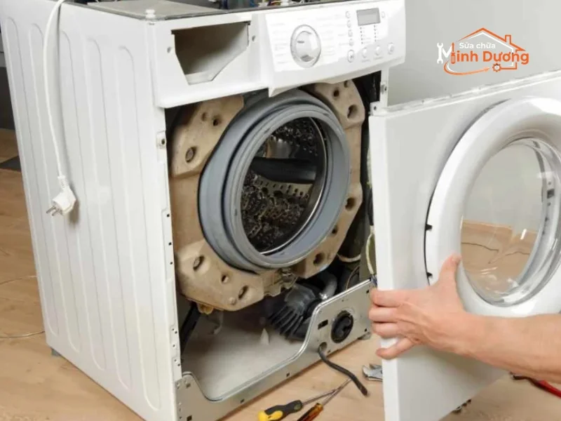 Vệ sinh máy cửa ngang đòi hỏi thao tác cẩn thận với cảm biến
