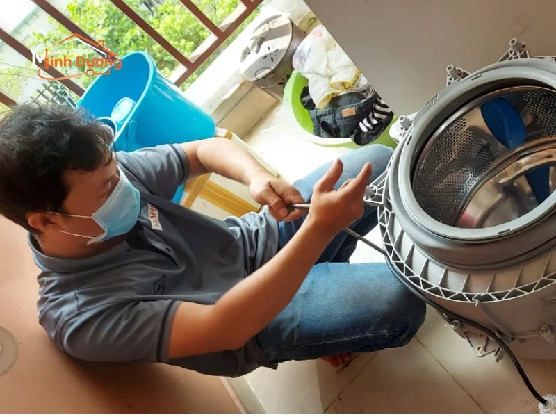 Kỹ thuật viên siết lại linh kiện giúp máy vận hành ổn định