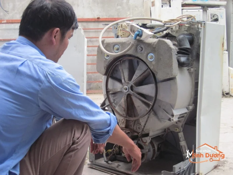 Thợ tháo rời lồng inox để xử lý sạch cặn bẩn đóng dày