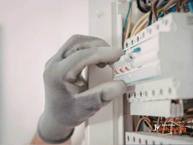 Thợ điện Minh Dương Fix kiểm tra aptomat nhảy liên tục tại nhà