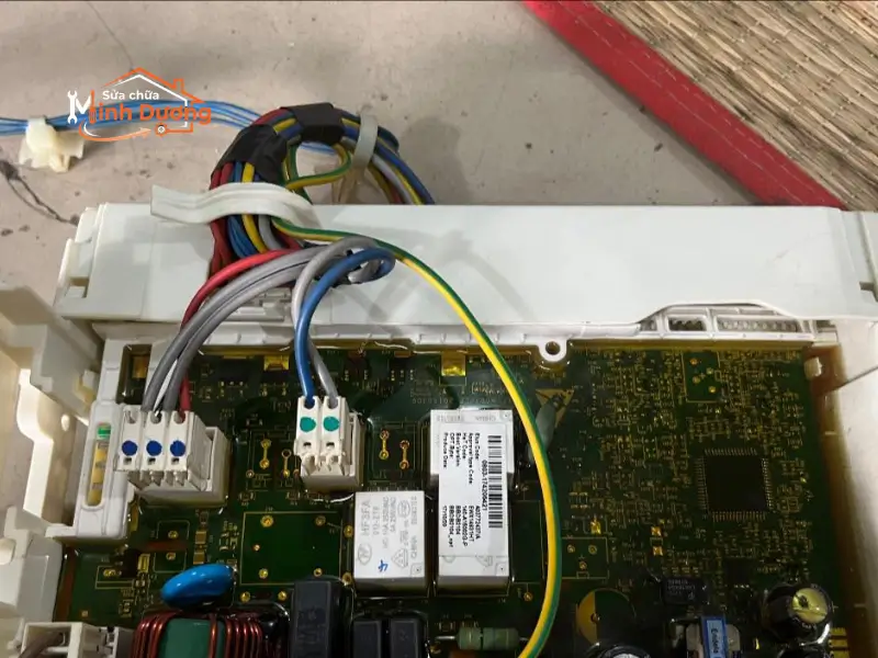 Kỹ thuật viên thay thế IC trên bo mạch máy giặt Inverter