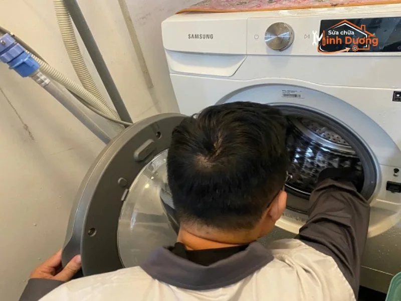 Đội thợ sửa máy giặt khu vực Hồng Hà di chuyển bằng xe máy